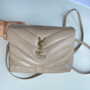 Yves saint Laurent väska  - TOY LOULOU bag från YSL Mått: 20 X 14 X 7.5 CM Hittat en annan väska jag vill köpa därav säljer jag min fina ysl väska 💗