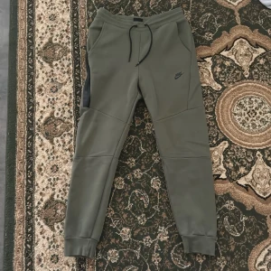 Nike tech byxor - Helt ny