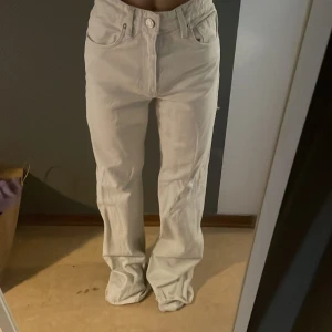 Högmidjade zara jeans str 32. Pris 250kr - Använt två gånger. Jeansen är för stora för mig. Bra skick snygg färg