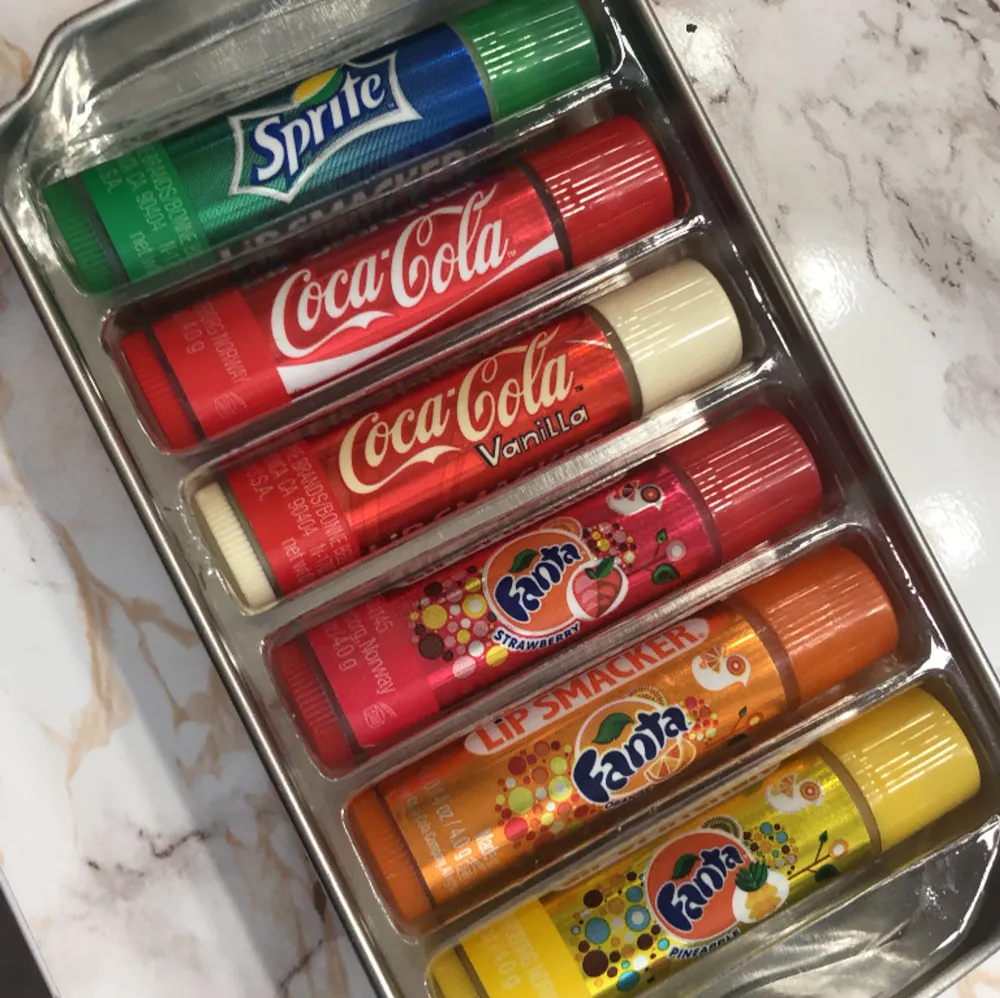 Säljer denna super coola lip smacker coca cola boxen med alla lip smackers i. Fanta original är helt tom sen är de andra endast testade på handen. Övrigt.