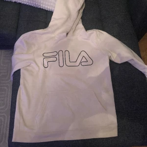 Fila tröja - Storlek M. Använd 2 ggr. Fint skick.