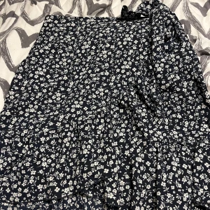 Kjol - Blommig kjol med volang och knyte. Från only. Nästan aldrig använt.