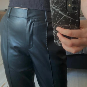 Skinnbyxor - Raka skinnbyxor från NA-KD med detalj längst benen, lite större i midjan så skulle säga att det även kan passa större storlekar✨