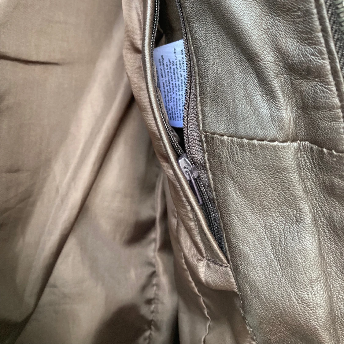 Snygg mörkbrun skinnjacka  - 91