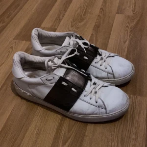 Valentino sko - Storlek 43. Stor i storleken mycket använda därför är priset billigt. Ingen box eller kvitto. Såklart äkta 