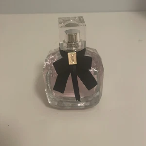 Mon Paris parfym av ysl - En parfym med 50 ml kvar fick i julklapp luktar jätte gott men hade redan en som luktar väldigt likt. Kontakta gärna 💕💕💕(kostar typ en röding normalt) kom med prisförslag 