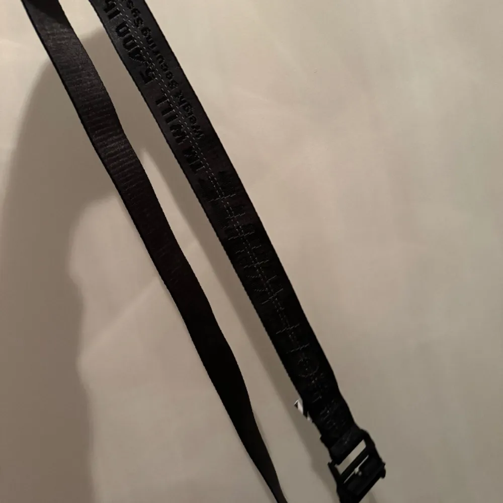 Ungefär 2 meter långt (ska knytas) | Skick: 9/10, använt enstaka gånger . Asusteet.