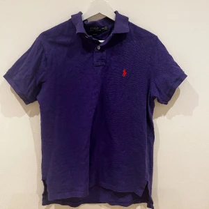 Lila Piké från ralph lauren - Vanlig lila piké i lila färg. Passar som en xs/s på killar.