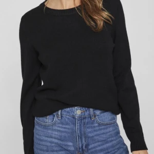 Vila stickad tröja  - Säljer min fantastiska fina stickade tröja från Vila!! Älskar denna så sjukt mycket!! Materialet är helt underbart och den sitter så otroligt bra!  Inga defekter, skriv privat för fler frågor ❤️ Ordinarie pris-deras butik 379kr därav priset! Kan sänka