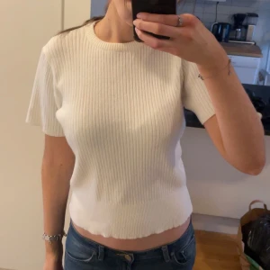 Ribbad trekvarts tröja - Säljer denna fina tröja pågrund av att den e lite liten för mej. Tröjan har ett väldigt mysigt och skönt material. Skicka för fler bilder 😇🫶🏼