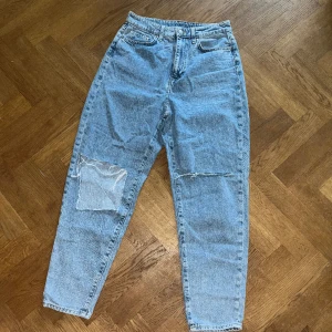 Jeans  - Oanvända jeans ifrån H&M med hål på knäna. Är i modellen Loose mom jeans. Storlek 38.💙