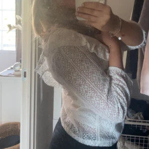 Vit blus - Jättefin blus från Only med trekvartsärm som är helt oanvänd💕Den är typ i spets med ett linne som sitter fast i blusen. Har bara hängt i garderoben utan att jag använt den så den är i nyskick! Bara att höra av sig vid frågor och pris är duskuterbart!