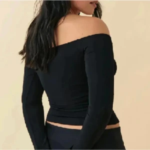 Tröja - Fin tröja i 10/10 skick. oanvänd bara testad men tyckte inte om den. Skriv om du har frågor😊