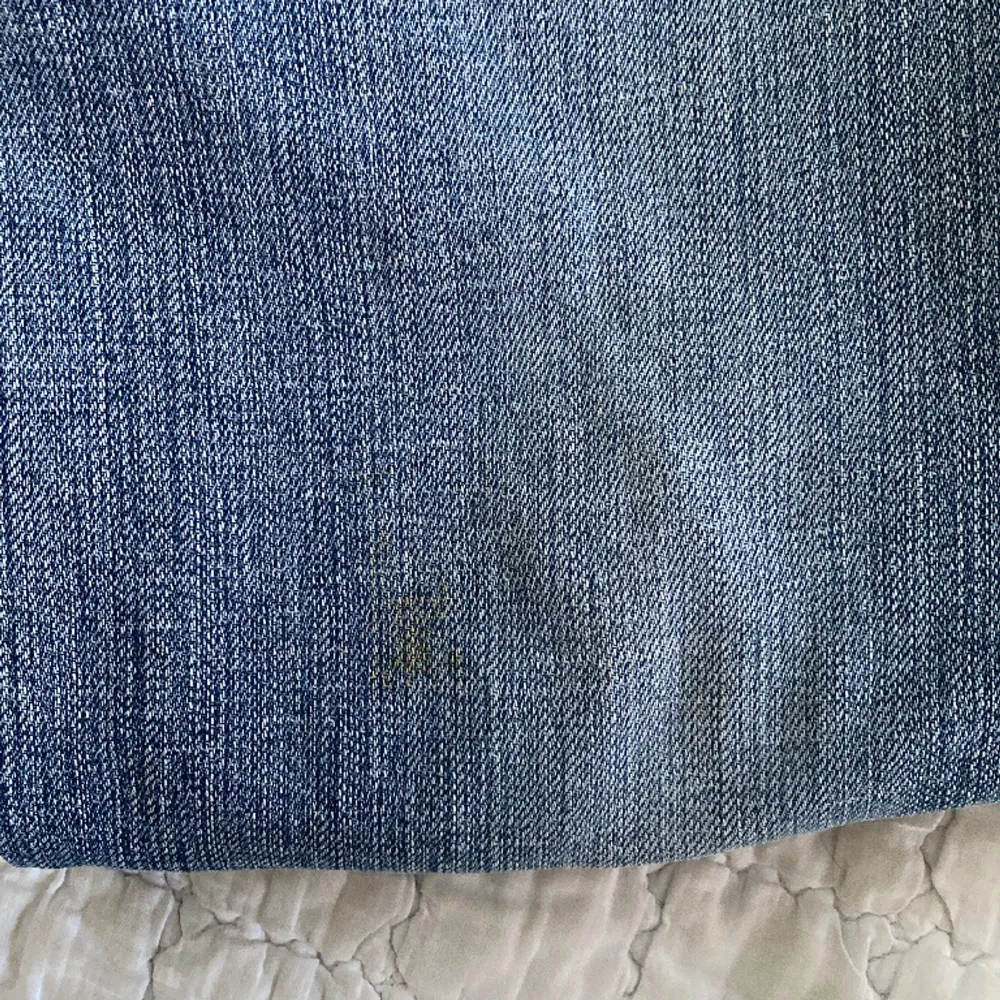 Lågmidjade jeans från fcuk jeans. Ca 38,5 cm midjemått, passar mig som är 173 cm. Finns fläck på vardera ben, se bild. Strl 10 på lappen, men passar S. . Jeans & Byxor.