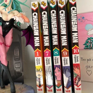 Chainsawman manga 1 7-10 volym - Ny skick, har volym 1 och 7-10. Allt säljs ihop. På engelska. Bilder finns🩷 i kostar ca 125kr/st. Men du får allt för 550kr