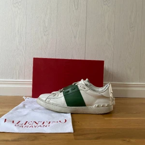 Valentino opens  - Ett par riktigt fina skor med ett bra skick 7/10. Självklart äkta. Storlek 42 men passar 43. Box och dustbag medföljer. Hör av er om ni har några andra frågor 