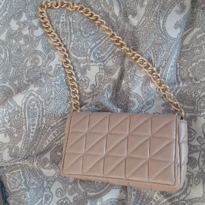 Väska  - En helt oanvänd väska i ny skick  En lite mindre väska.