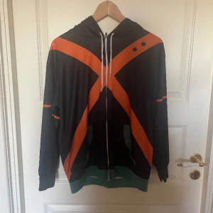 Bakugo från my hero academia hoodie - Bakugo från my hero academia hoodie. Väldigt bra skick inte särskilt använd. Står tyvär ingen storlek men den skulle nog passa någon som har storlek M. Pris går att diskutera 