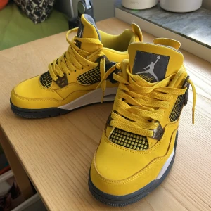 Air Jordan 4 Retro Lightning - Måttligt använda. Fint skick. Storlek 38.5