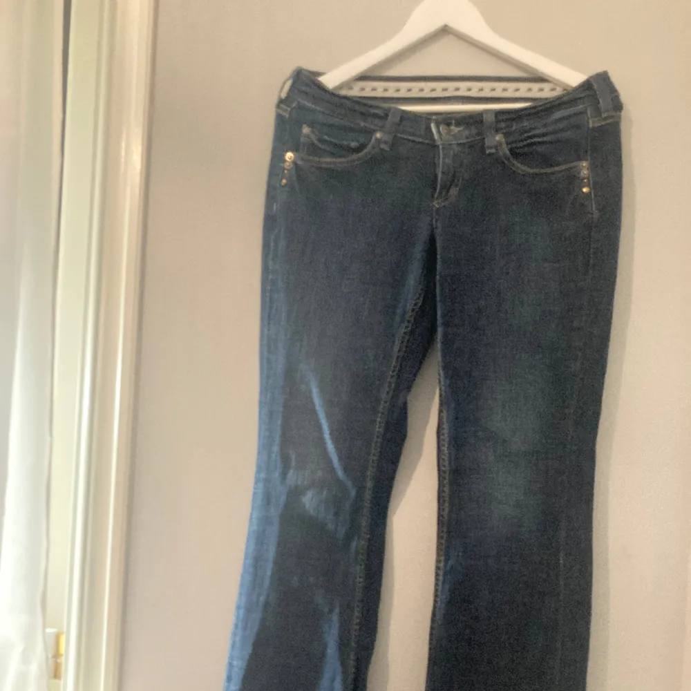 Släljer de här bootcut jeansen från Mustang💕 de är i fint skick!. Jeans & Byxor.