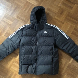 Adidas dunjacka - Adidas dunjacka i storlek M Jackan är i fint skick utan några skador.