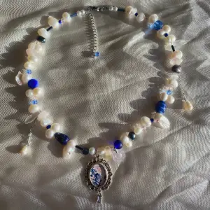 Halsband gjort av glaspärlor och sötvattenspärlor, med en berlock jag målat som en mini-version av en av mina målningar💙🌸 reglerbar längd 40-45.5cm  Kika in min instagram @flyingladybugz för mer smycken💗🐞