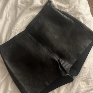 Skinn shorts  - Supertrendiga skinn shorts som ej används!! 10/10 skick❤️❤️❤️