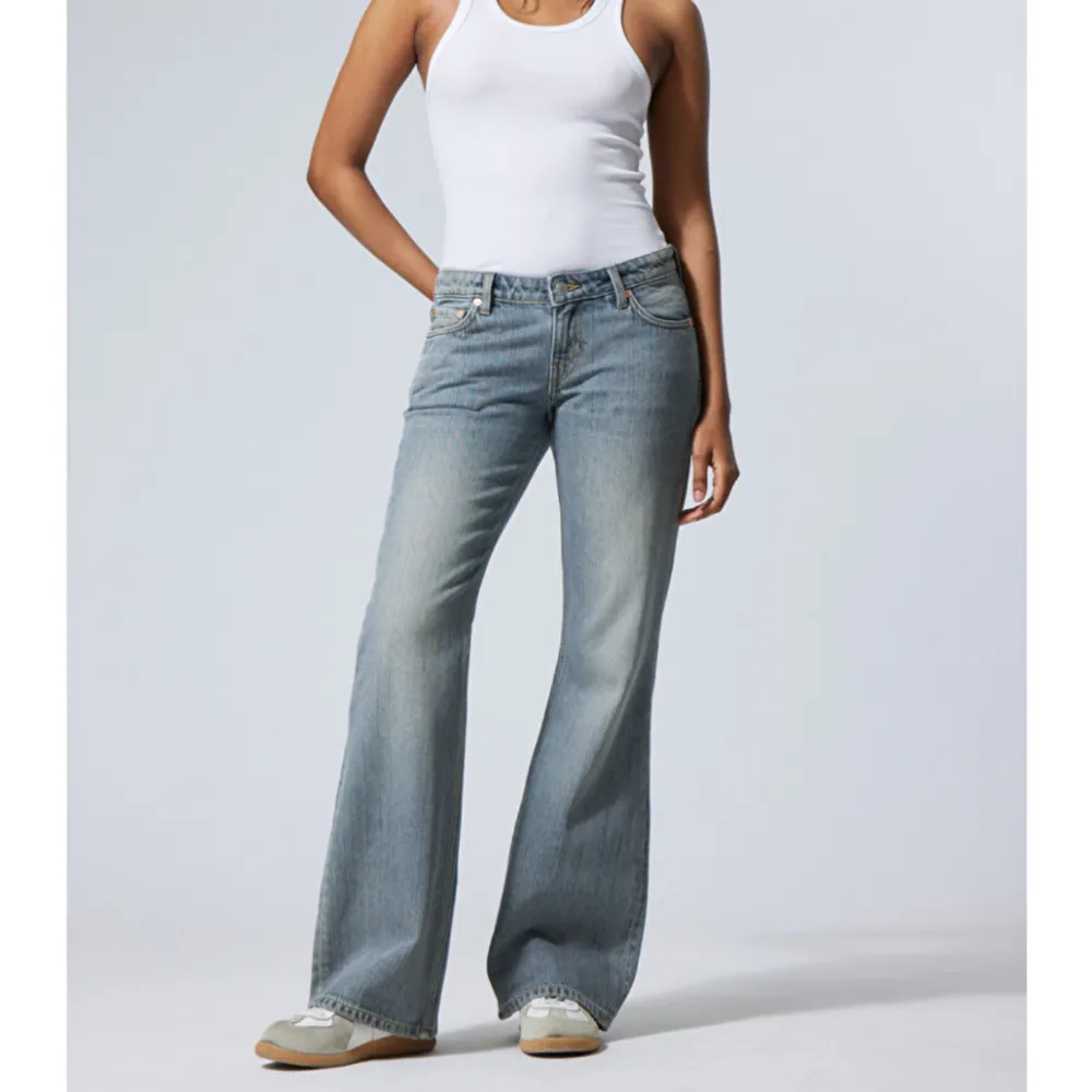 Weekday jeans i modellen Nova. Använda en gång🫶🫶 kan absolut gå ner i pris vid snabb affär och byter gäärna till 1/2 storlekar mindre🫶. Jeans & Byxor.