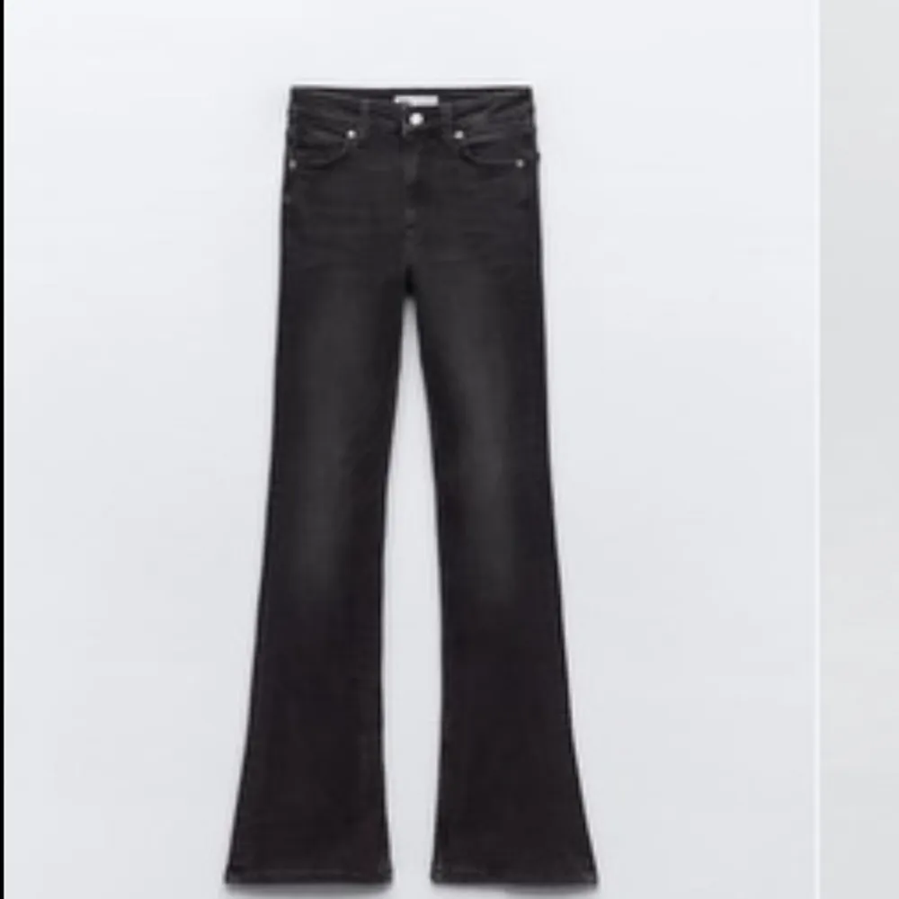 Säljer mina zara bootcut jeans, jättebra skick endast lite slitna nertill men inget man tänker på! Mellan midja❤️❤️skriv för mer bilder. Jeans & Byxor.