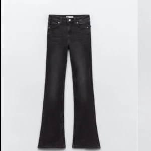 Zara jeans - Säljer mina zara bootcut jeans, jättebra skick endast lite slitna nertill men inget man tänker på! Mellan midja❤️❤️skriv för mer bilder