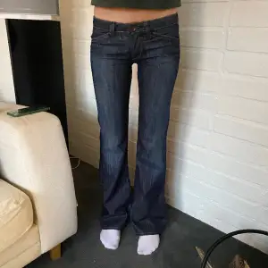Vintage lågmidjade jeans med unika fickor o gulddetalj!! Asnice passform, midjemått 37 cm o innerbenslängd 86 cm💕💕