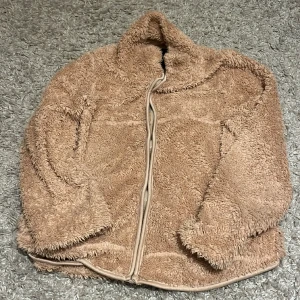 Fluffig kofta - Super skön o mysig (fake) kofta ifrån lager 157. Aldrig andvänd. Kontaka gärna för fler bilder! 