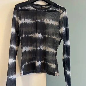 Meshtopp - Meshtopp i grått/vitt. Storlek M. Köpt på H&M. I gott skick, sparsamt använd. 