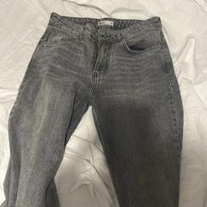 Säljer dessa bootcut jeans för att dom är för små. Från Gina Tricot. Väldigt fina. Användes mycket förut. Därav priset.