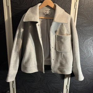 Kappa - Grå kappa från NAKD, säljer då jag inte längre använder den❤️storlek 36, XS/S