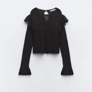 Virkad/stickad zara topp - Säljer min stickade/virkade Zara topp som Tyvär inte kommit till använding❤️❤️ Pris kan diskuteras