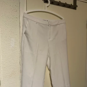 Vita kostymbyxor - Helt nya kostymbyxor oanvända med prislapp, fläcken på vänster ben var där vid köpet. Men dom sa i butiken att det går bort i tvätten. 