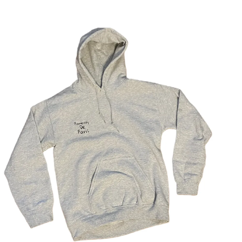 Denna tröja/hoodie kombinerar trendig design med ultimat komfort, vilket gör den till det perfekta valet för en stilmedveten och bekväm vardag.. Hoodies.