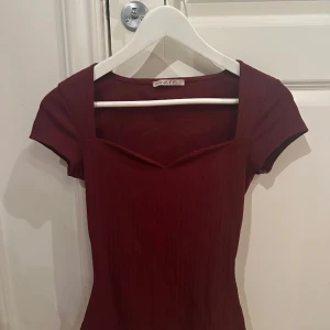 Kortärmad tröja - Kortärmad vinröd tröja från zalando, anna field i stl xs. Säljer för att den är för lång för min smak. Endast använd ett fåtal ggr.  