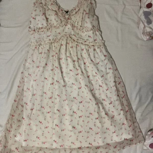 Blommig vit klänning  - Sann i stolek