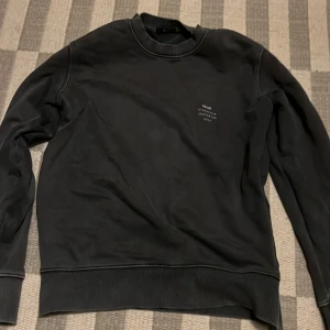 NEUW crewneck - NEUW crewneck Grå Small Nypris 999 kr mitt pris 200kr