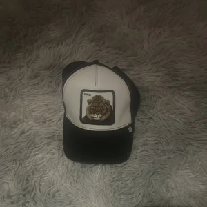 Keps - Passar typ alla använt 2 gånger, köpte den för 499kr men säljer för 300kr eftersom den är använd 2 gånger 