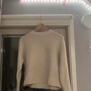 Stickad zara tröja  - Jag säljer denna tröja eftersom den är förliten. Den är från zara och är i storlek 152cm