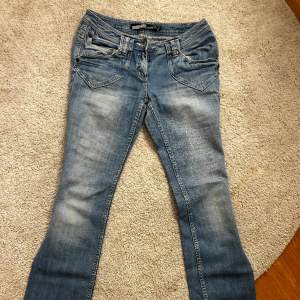 LågMidjade jeans köpta på plick säljer eftersom att dom inte passade 🩷