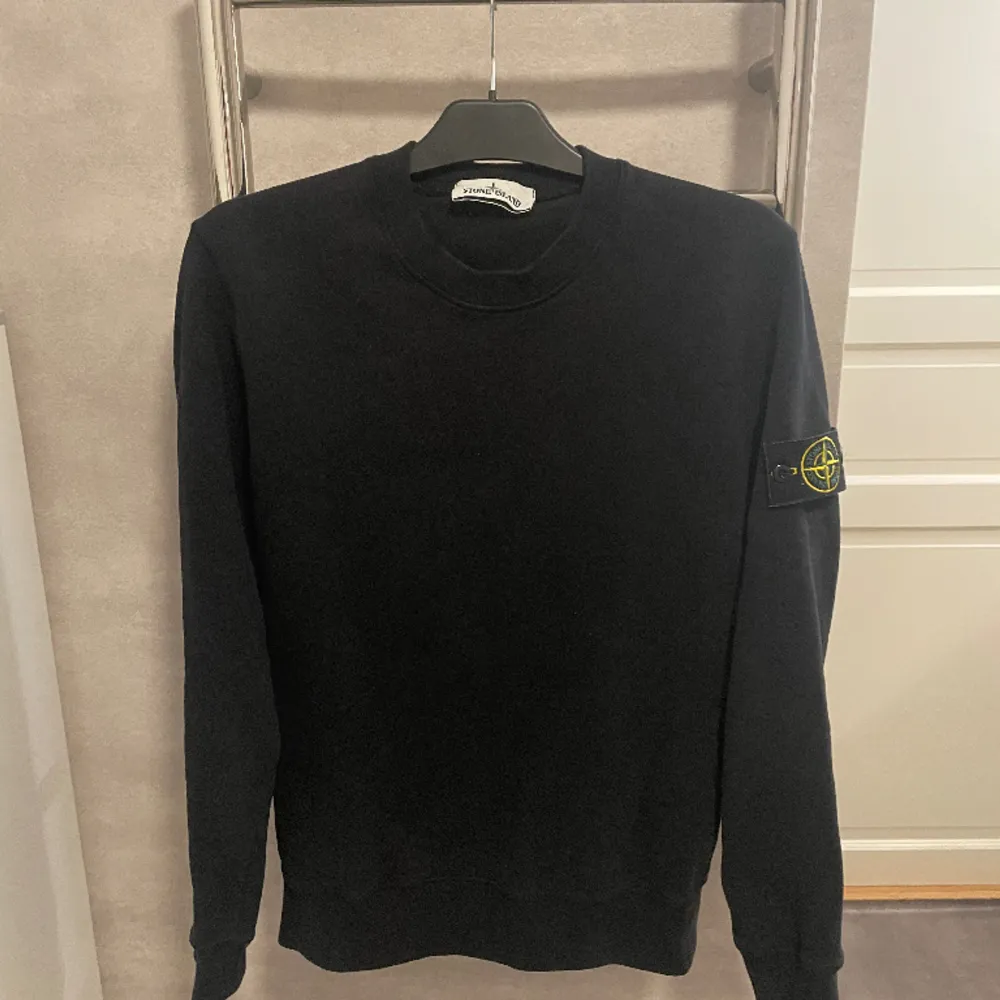 Säljer denna stone Island sweatshirt storlek S. Den är i bra skick! . Tröjor & Koftor.