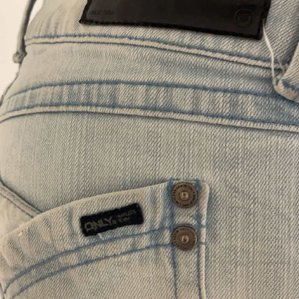 Superfina jeansshorts från only, köpta second hand! Populära och trendiga, jättecoola🩵🩵. Shorts.