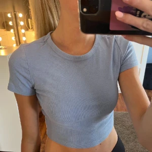 T-shirt - Blå t-shirt från zara 