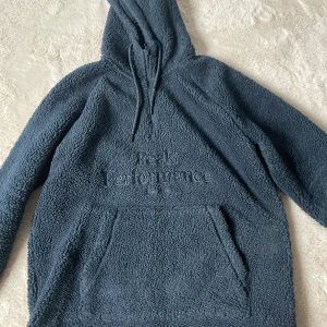 Peak Performance - Säljer denna magiska tröjan som håller dig extremt varm under kyl tider :)  Använd fåtal gånger storleken är L. Köpt för 1400kr