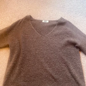 Stickad tröja - Tröja från JDY men köpt på vinyl  Storlek- S Knappast använd