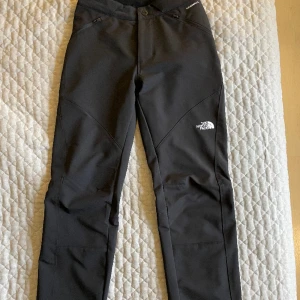 The north face byxor  - Säljer the north face byxor som är köpta från Zalando och endast använda några gånger. De är slutsålda på Zalando och nypris där är 1 445kr